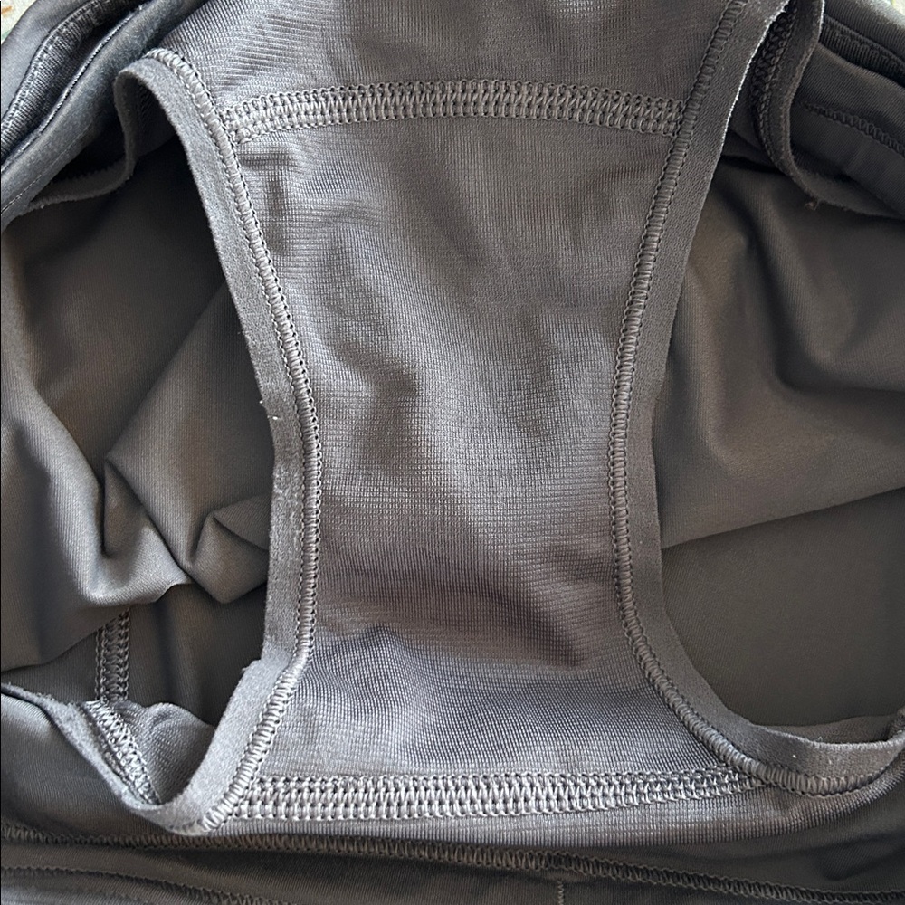 Lululemon Chase Me Short 2.5” Dark‎ Carbon Size 4 Gray - Picture 6 of 7
